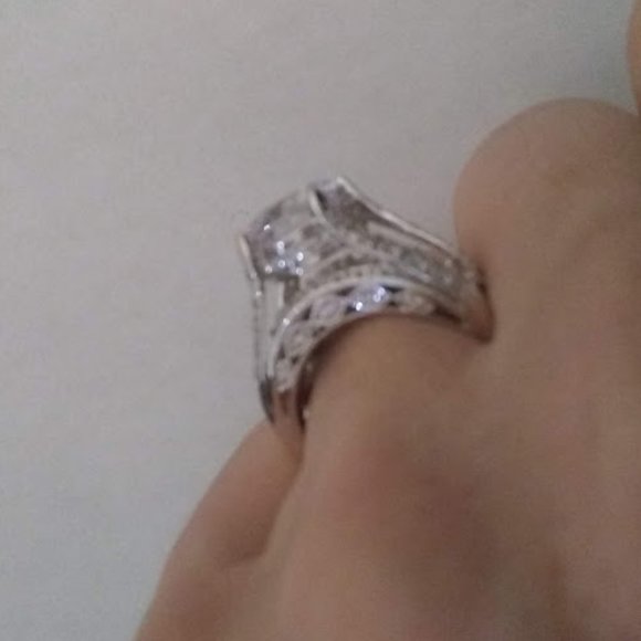 Pretty "Diamond" solitaire ring in silver size 7 - Picture 7 of 7